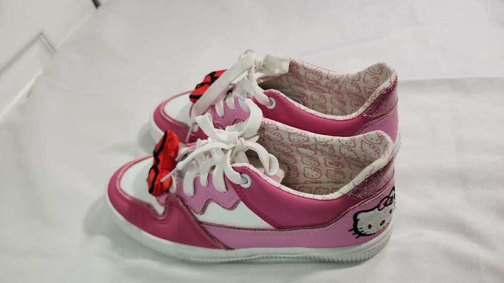 Girls Hello Kitty Colorblock Pink Low Top Sneakers - Picture 2 of 6